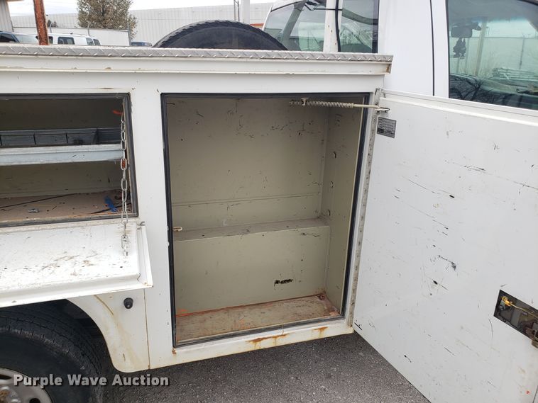 image for item FW9562 2006 Chevrolet Silverado 2500 utility bed pickup truck