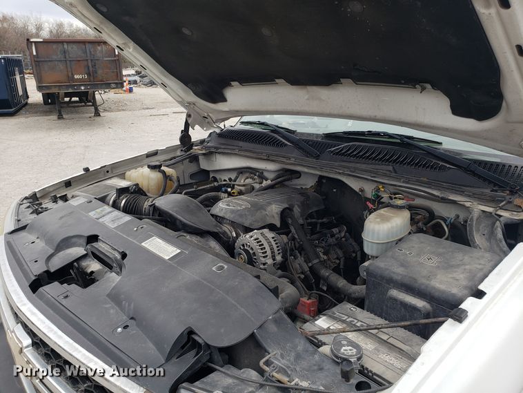 image for item FW9562 2006 Chevrolet Silverado 2500 utility bed pickup truck