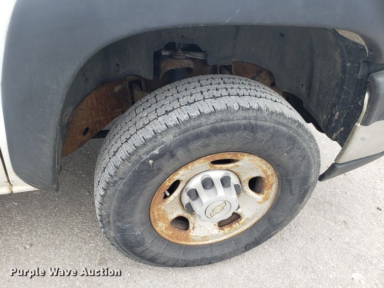 image for item FW9562 2006 Chevrolet Silverado 2500 utility bed pickup truck