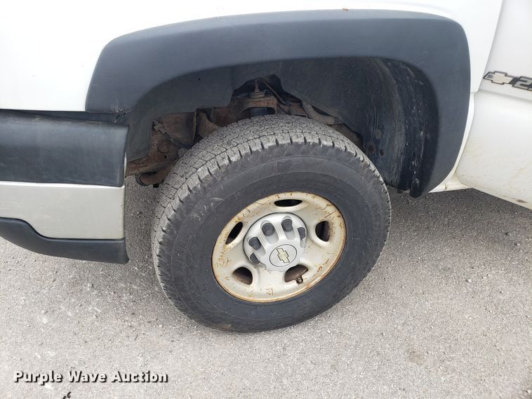 image for item FW9562 2006 Chevrolet Silverado 2500 utility bed pickup truck