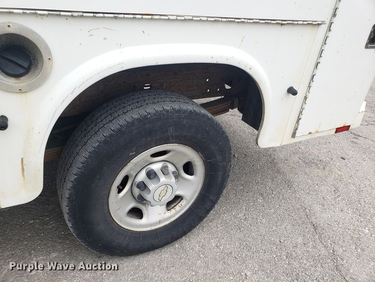 image for item FW9562 2006 Chevrolet Silverado 2500 utility bed pickup truck