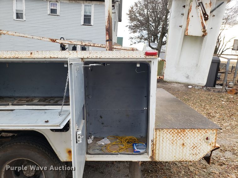 image for item FW9566 2000 Ford F350 Super Duty bucket truck