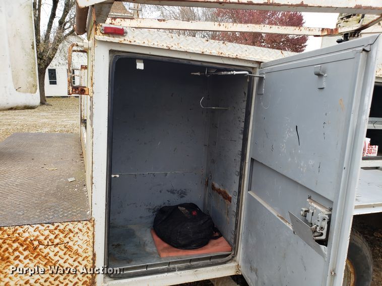 image for item FW9566 2000 Ford F350 Super Duty bucket truck