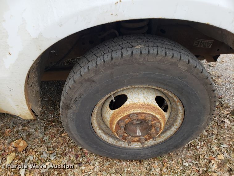 image for item FW9566 2000 Ford F350 Super Duty bucket truck