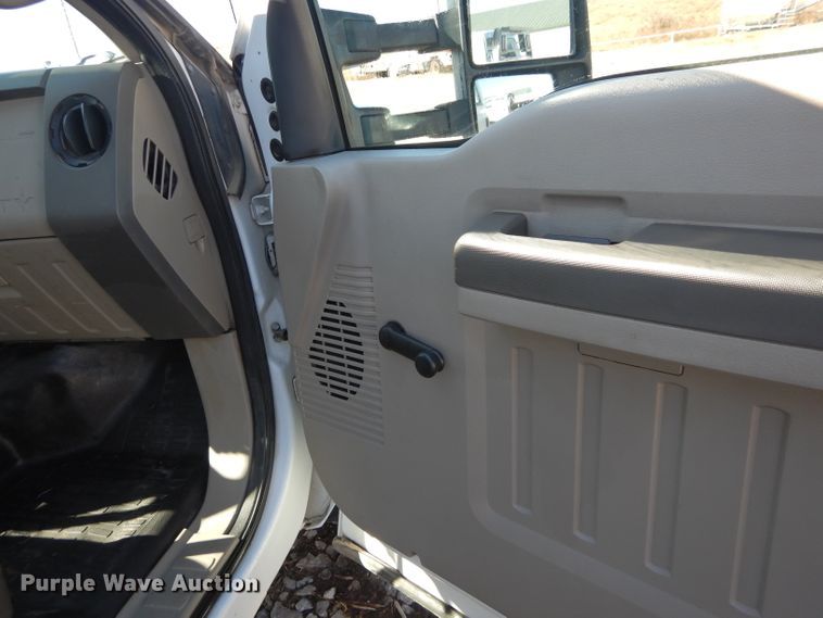 image for item GF9805 2010 Ford F550 Super Duty truck cab and chassis