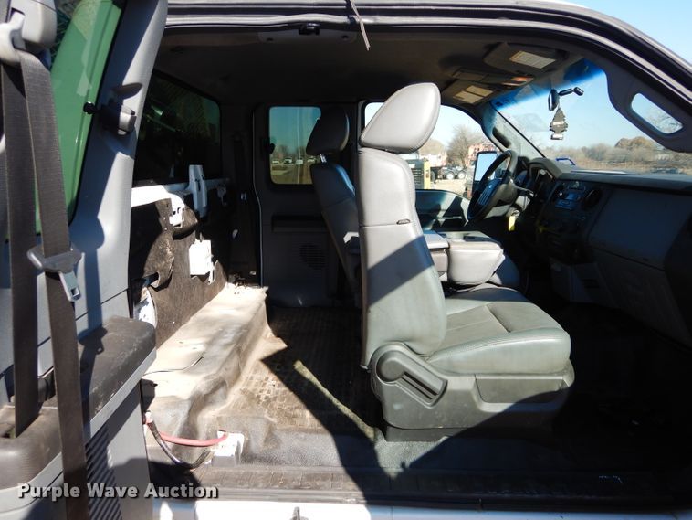 image for item GF9807 2011 Ford F550 Super Duty SuperCab pickup truck cab and chassis