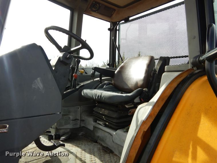 image for item GF9903 1993 Ford 6640 tractor