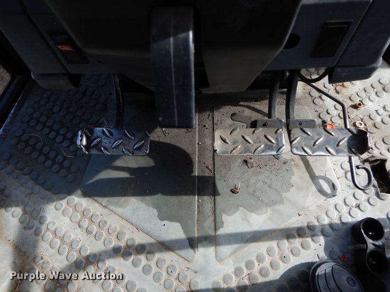 image for item GF9903 1993 Ford 6640 tractor