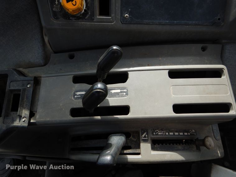 image for item GF9903 1993 Ford 6640 tractor