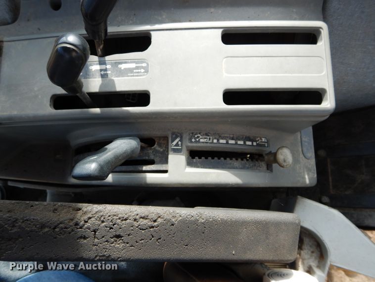 image for item GF9903 1993 Ford 6640 tractor