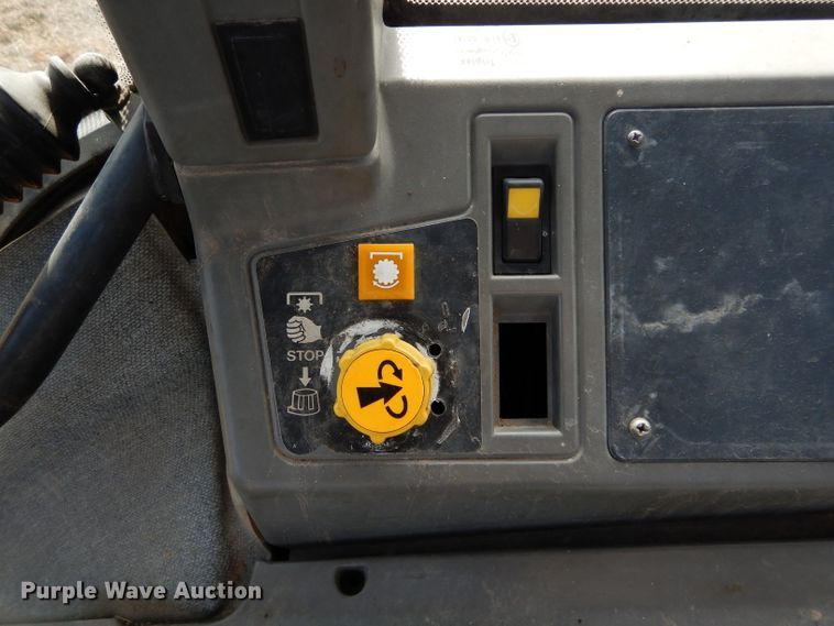 image for item GF9903 1993 Ford 6640 tractor