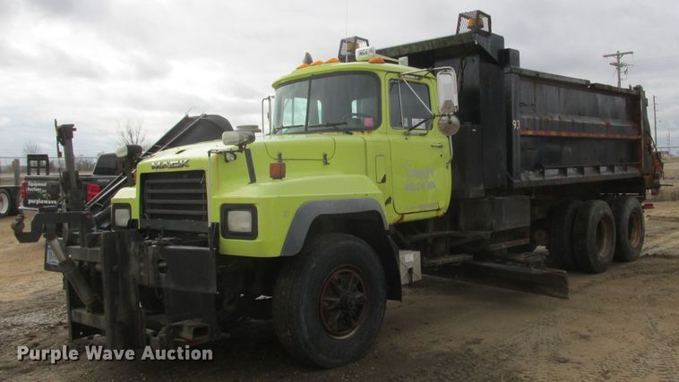 image for item DA8334 2001 Mack RD688S dump truck