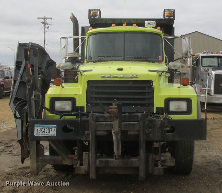 image for item DA8334 2001 Mack RD688S dump truck