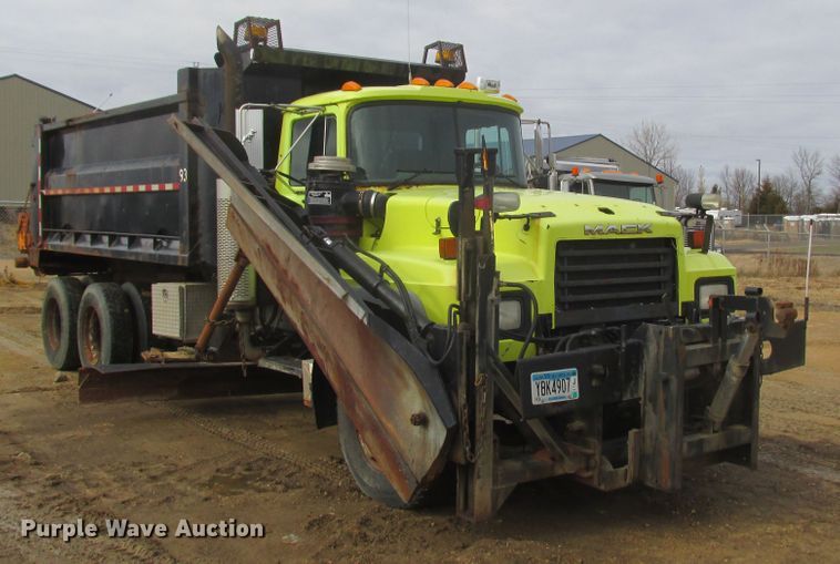 image for item DA8334 2001 Mack RD688S dump truck