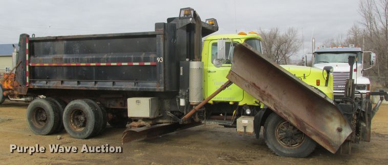 image for item DA8334 2001 Mack RD688S dump truck