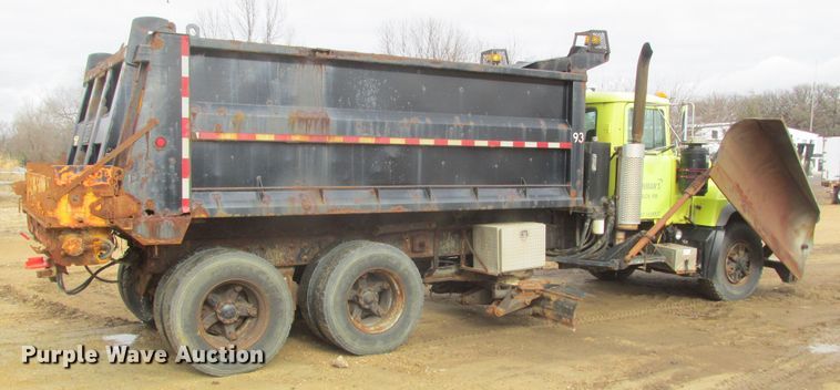 image for item DA8334 2001 Mack RD688S dump truck