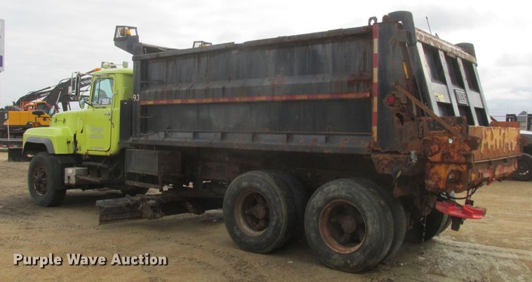 image for item DA8334 2001 Mack RD688S dump truck