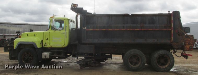 image for item DA8334 2001 Mack RD688S dump truck
