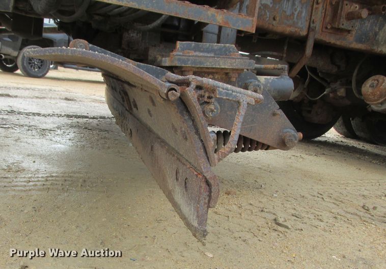 image for item DA8334 2001 Mack RD688S dump truck