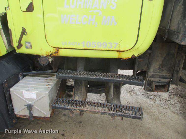 image for item DA8334 2001 Mack RD688S dump truck