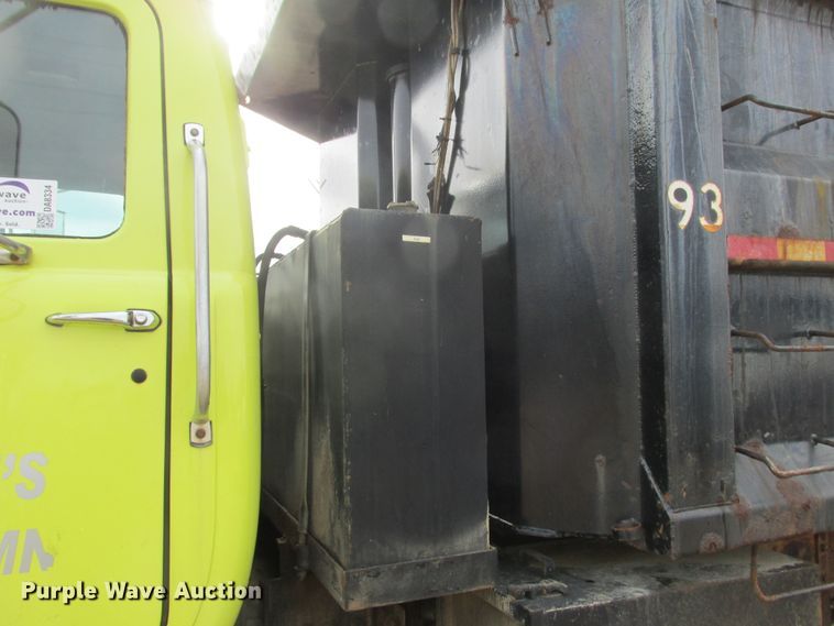 image for item DA8334 2001 Mack RD688S dump truck