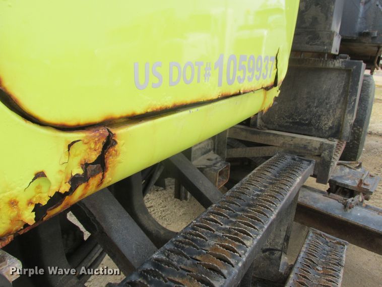 image for item DA8334 2001 Mack RD688S dump truck