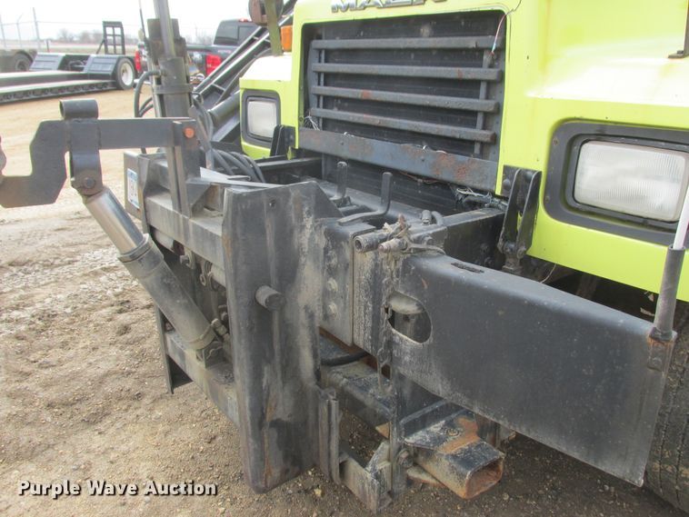 image for item DA8334 2001 Mack RD688S dump truck