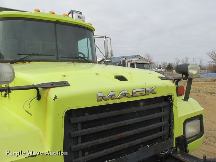 image for item DA8334 2001 Mack RD688S dump truck