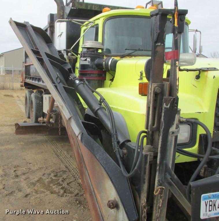 image for item DA8334 2001 Mack RD688S dump truck