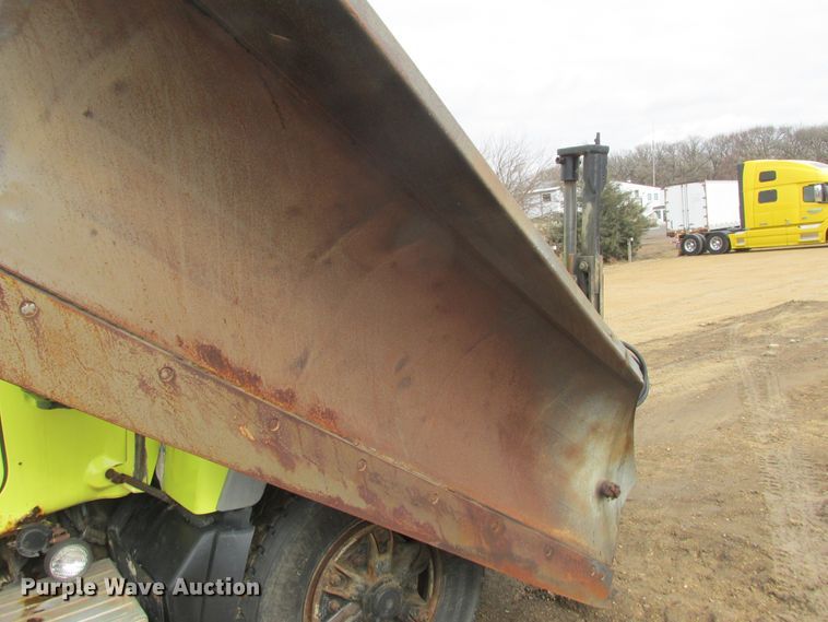 image for item DA8334 2001 Mack RD688S dump truck