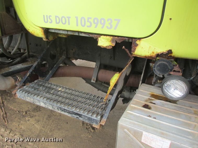 image for item DA8334 2001 Mack RD688S dump truck