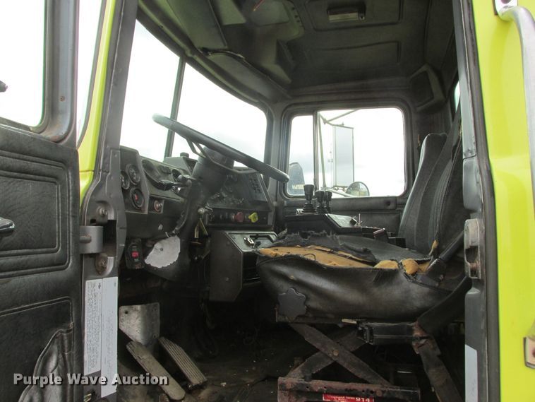 image for item DA8334 2001 Mack RD688S dump truck