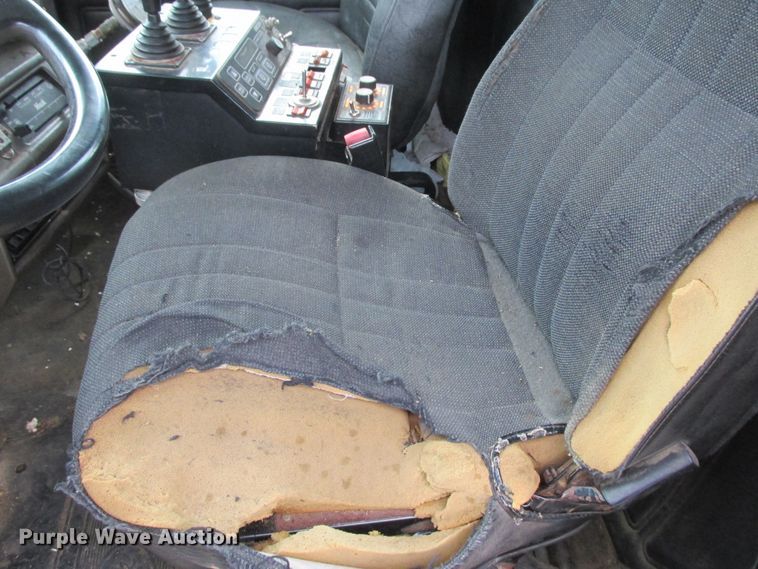 image for item DA8334 2001 Mack RD688S dump truck