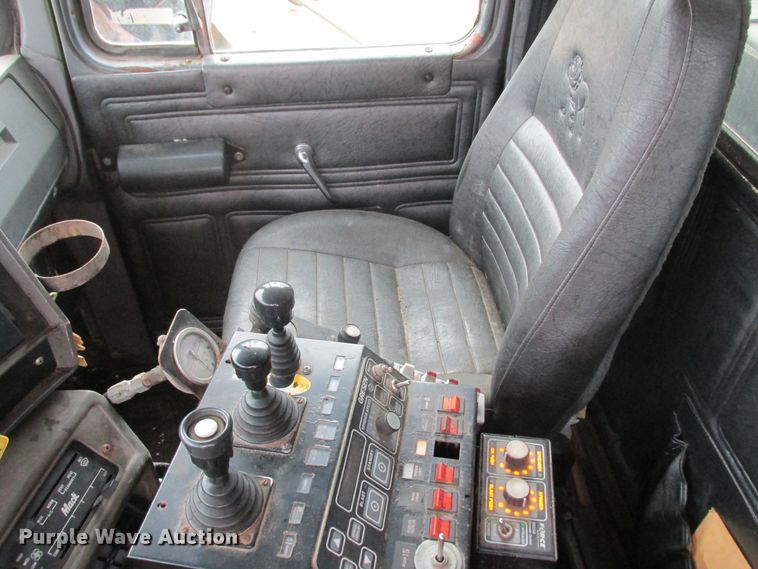 image for item DA8334 2001 Mack RD688S dump truck