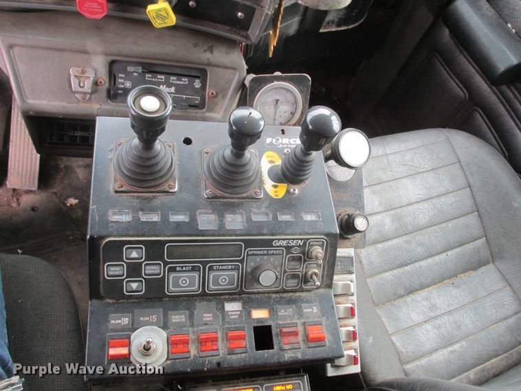 image for item DA8334 2001 Mack RD688S dump truck