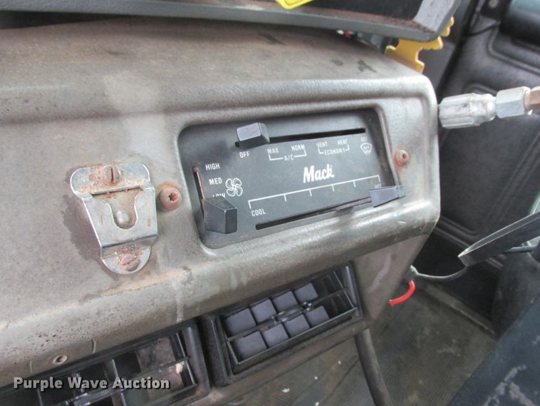 image for item DA8334 2001 Mack RD688S dump truck