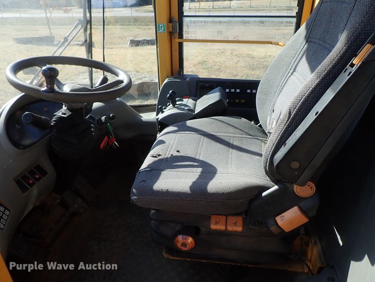 image for item DB7561 2004 Volvo L90E wheel loader