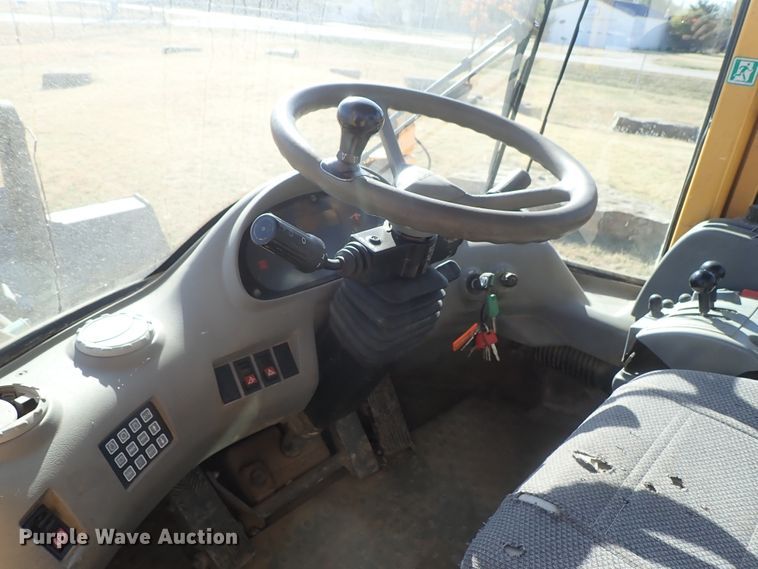 image for item DB7561 2004 Volvo L90E wheel loader