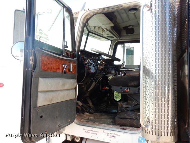 image for item DD3031 2004 Peterbilt 379 crane truck