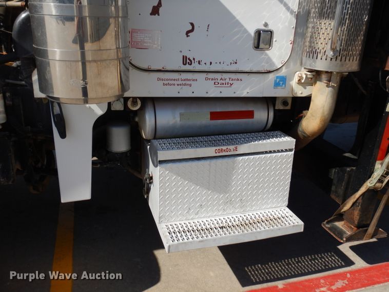 image for item DD3031 2004 Peterbilt 379 crane truck