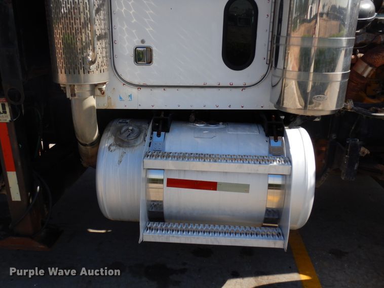 image for item DD3031 2004 Peterbilt 379 crane truck