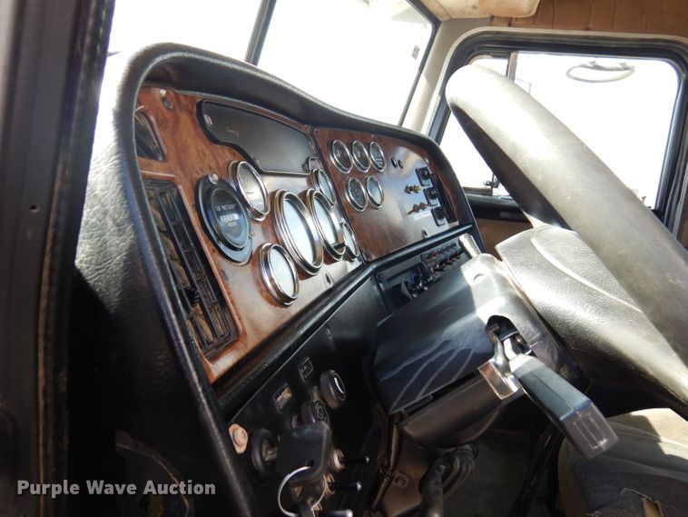 image for item DD3032 2003 Peterbilt 379 crane truck