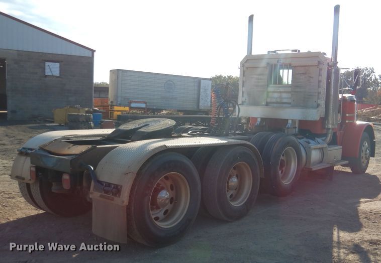 image for item DE4031 2002 Peterbilt 379 semi truck