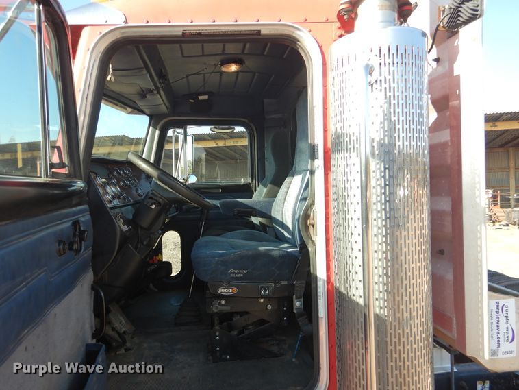 image for item DE4031 2002 Peterbilt 379 semi truck