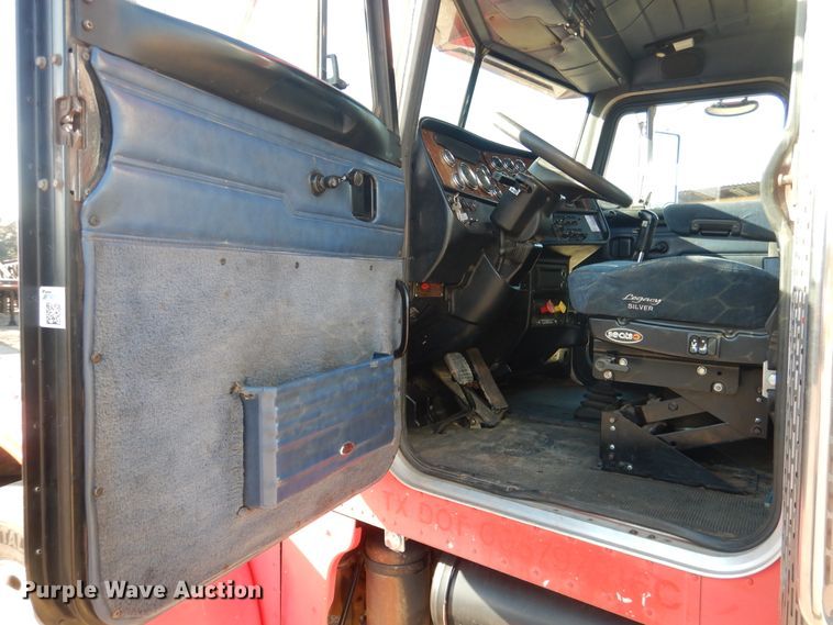 image for item DE4031 2002 Peterbilt 379 semi truck