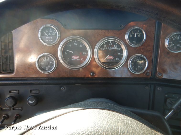 image for item DE4031 2002 Peterbilt 379 semi truck