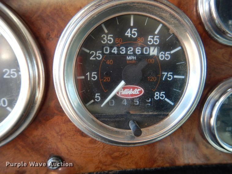 image for item DE4031 2002 Peterbilt 379 semi truck