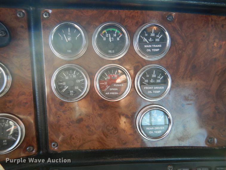 image for item DE4031 2002 Peterbilt 379 semi truck