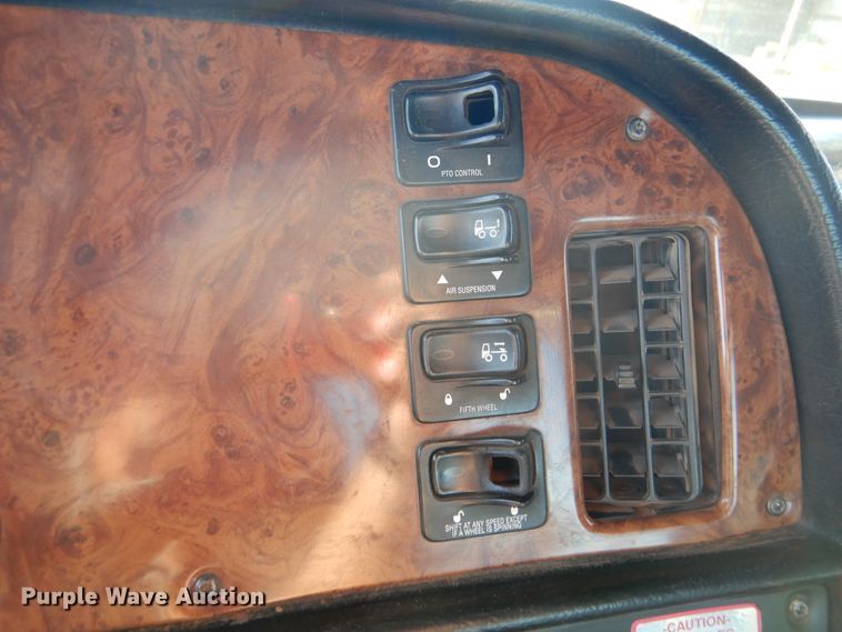 image for item DE4031 2002 Peterbilt 379 semi truck