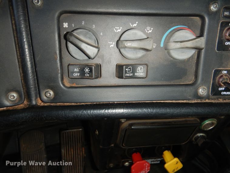 image for item DE4031 2002 Peterbilt 379 semi truck